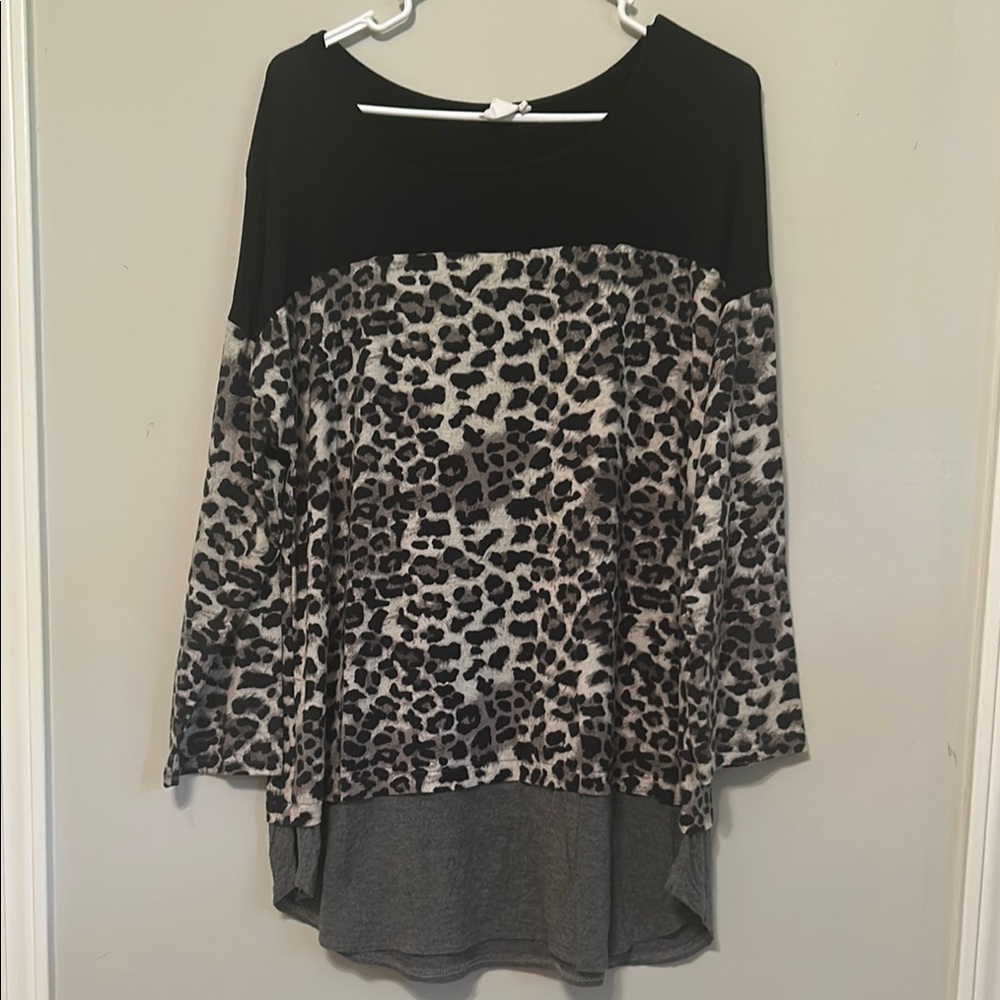 Simple by Suzanne Betro Black and Gray 3/4 Sleeve Relaxed Tunic